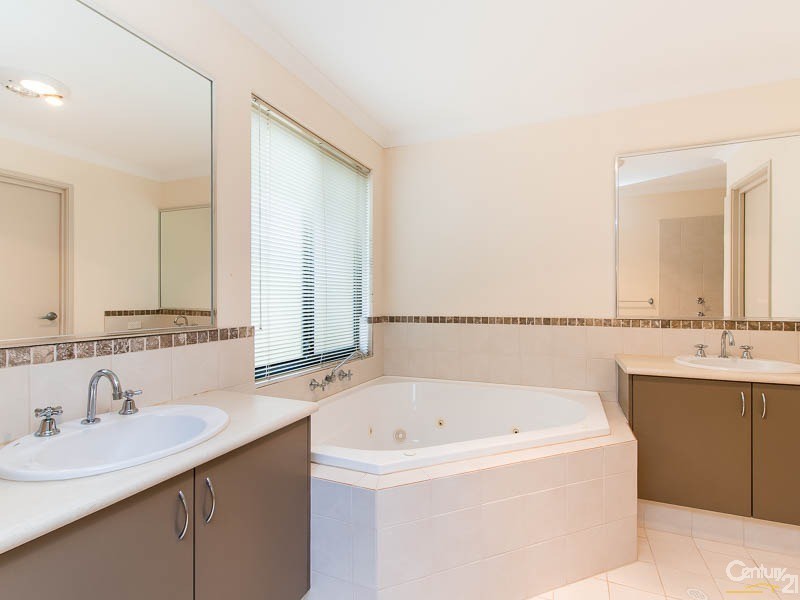 28 Fulmar Way, Seville Grove WA 6112