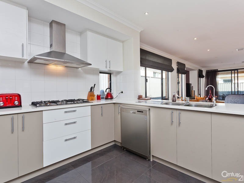 3 Hazewinkel Gardens, Champion Lakes WA 6111