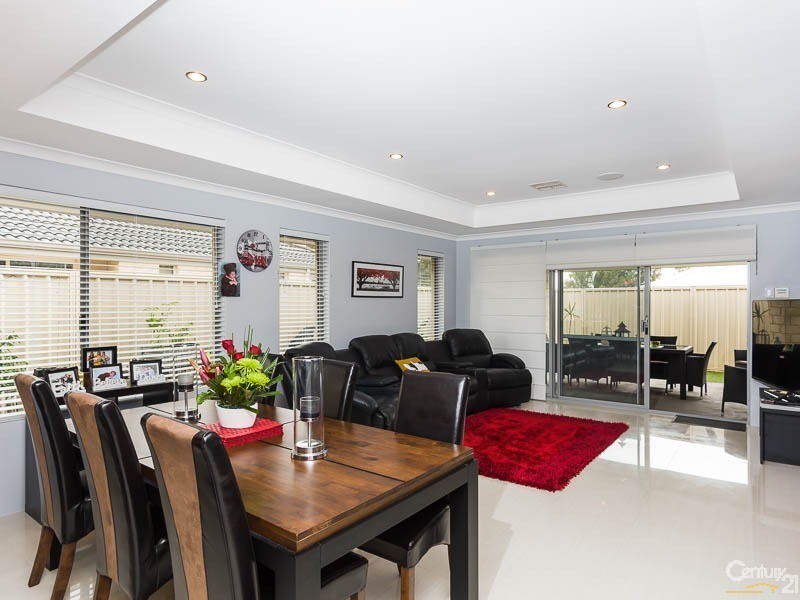 27 Kooya Way, Wattle Grove WA 6107