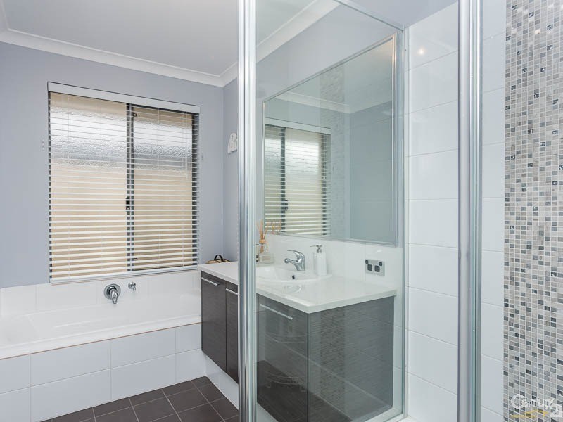 27 Kooya Way, Wattle Grove WA 6107