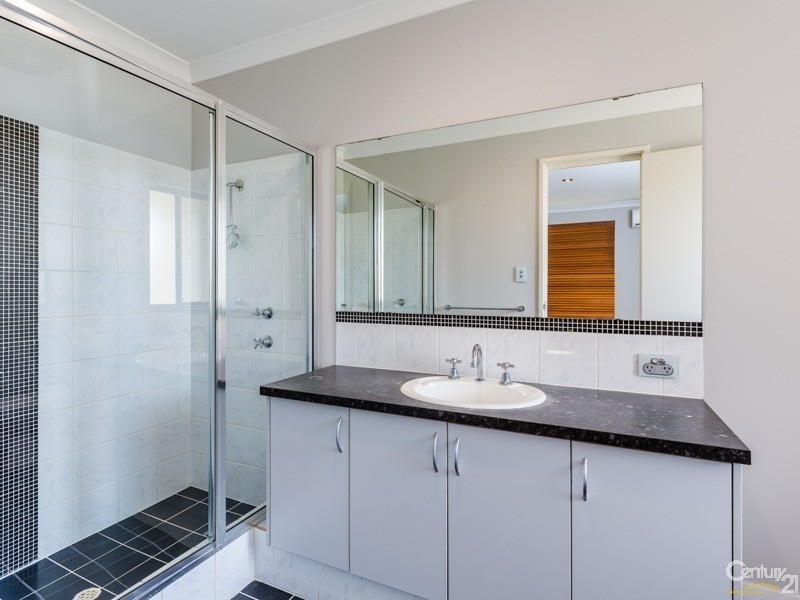 8 Featherstone Road, Orelia WA 6167