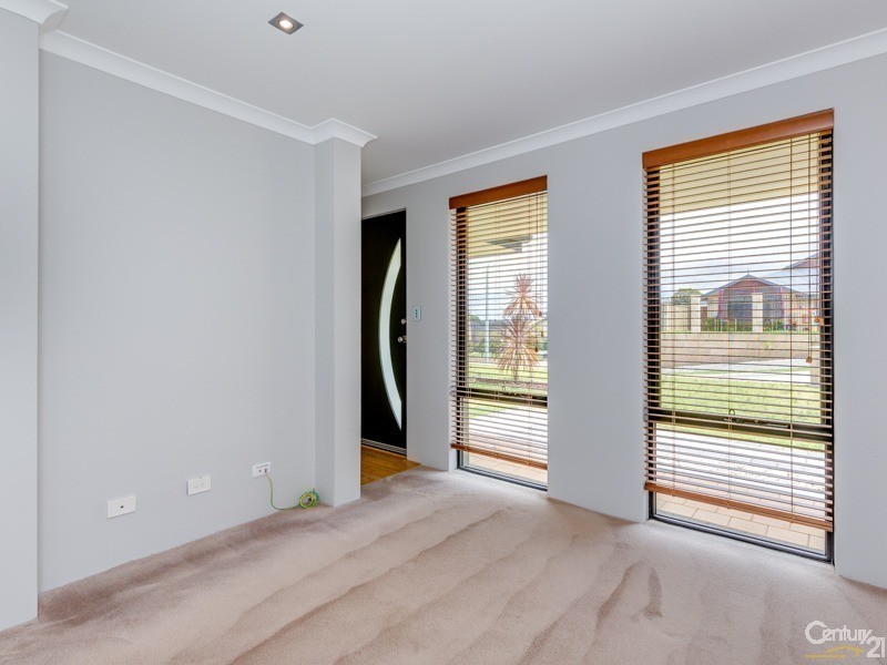 8 Featherstone Road, Orelia WA 6167