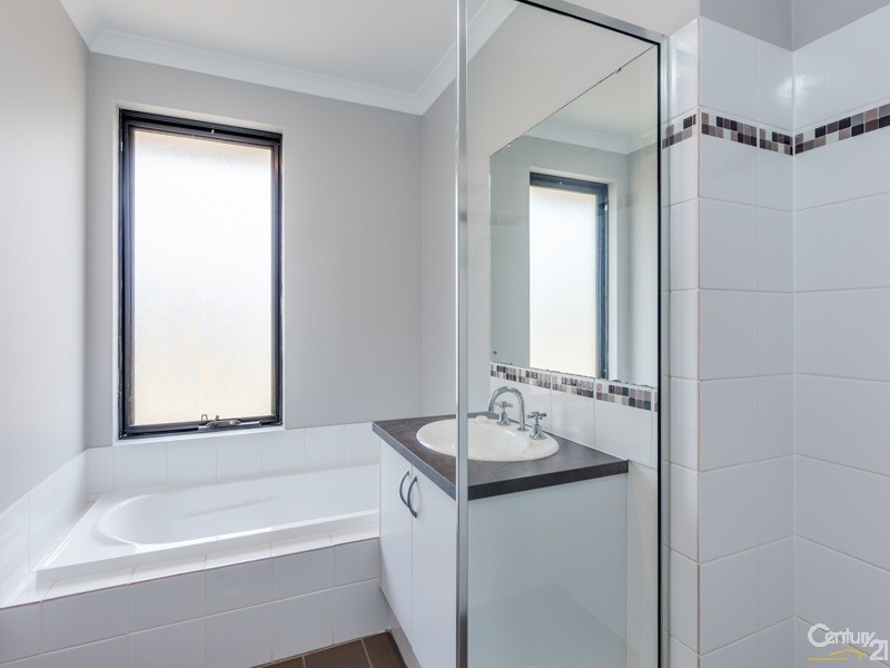 8 Featherstone Road, Orelia WA 6167