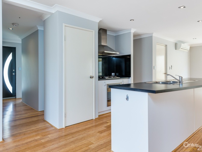 8 Featherstone Road, Orelia WA 6167