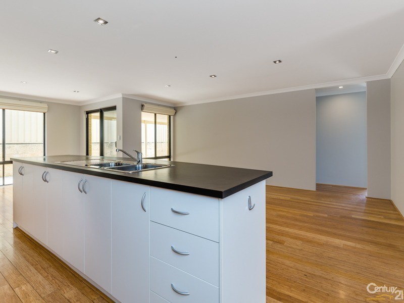 8 Featherstone Road, Orelia WA 6167