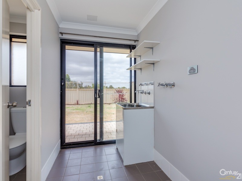 8 Featherstone Road, Orelia WA 6167