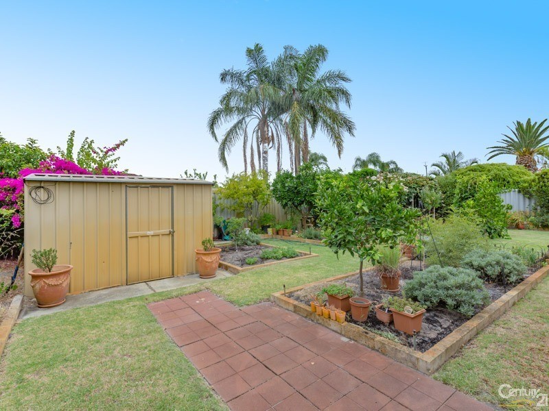 11 Murdoch Road, Thornlie WA 6108