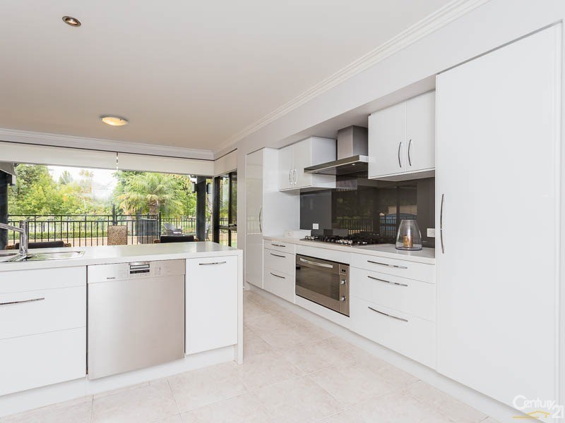 8 Bennett Drive, Canning Vale WA 6155