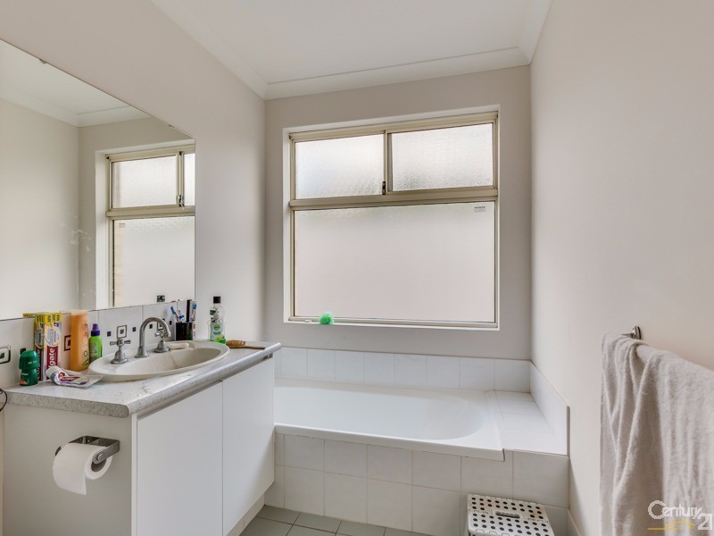 9/2 Hobby Retreat, Queens Park WA 6107