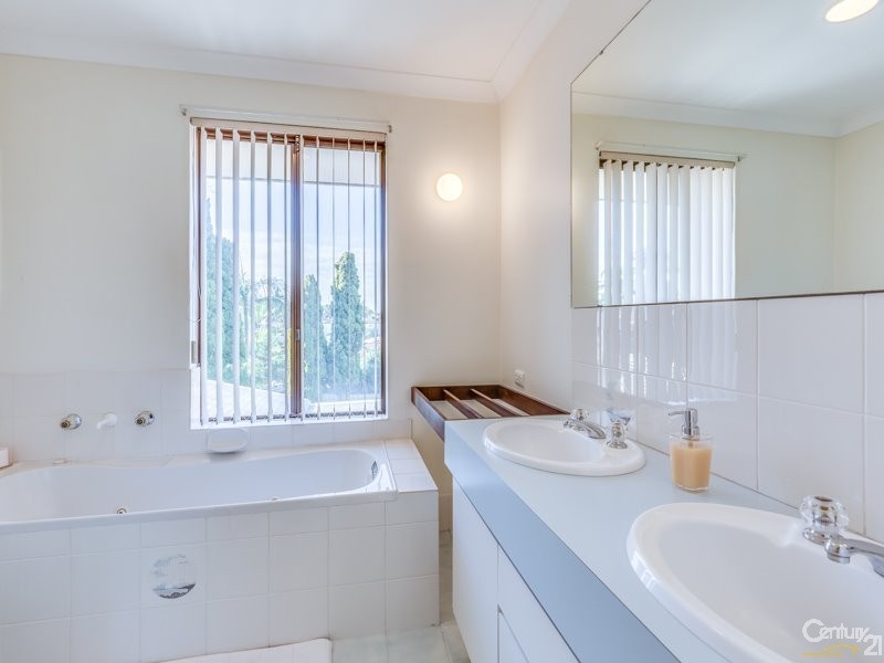 4 Peak Court, Leeming WA 6149