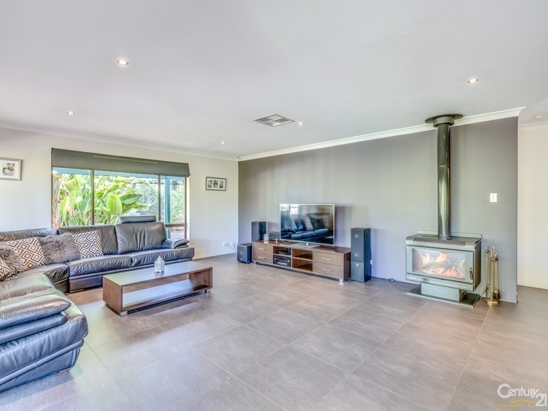8 Kurrajong Street, Roleystone WA 6111