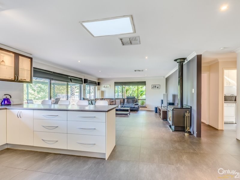 8 Kurrajong Street, Roleystone WA 6111