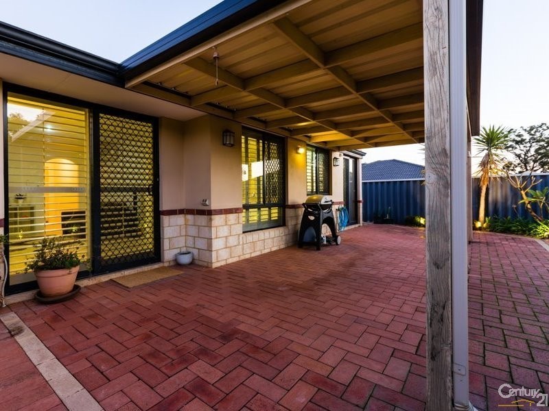 4A Ball Place, Queens Park WA 6107