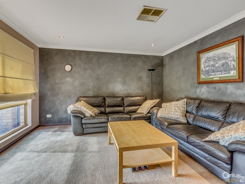 8 Pitta Place, Thornlie WA 6108