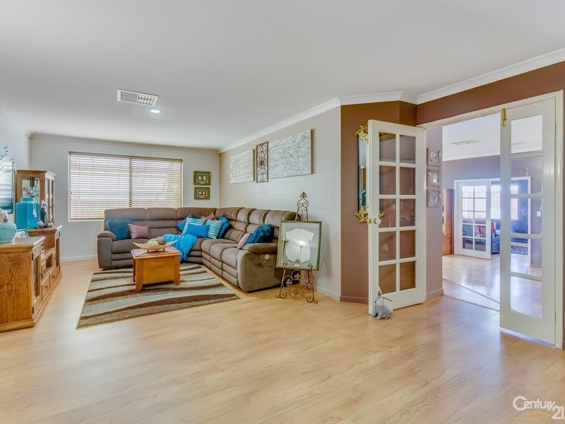 8 Valleyview Trail, Canning Vale WA 6155