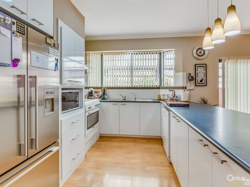 8 Valleyview Trail, Canning Vale WA 6155