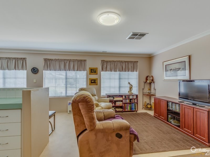 8 Valleyview Trail, Canning Vale WA 6155