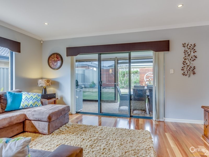 44 Pleasant Ave, Piara Waters WA 6112