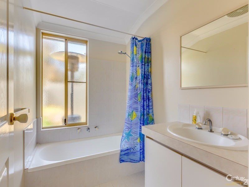 8 Oriole Way, Thornlie WA 6108