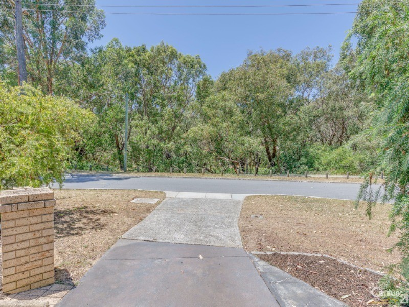 63 Parkside Drive, Thornlie WA 6108