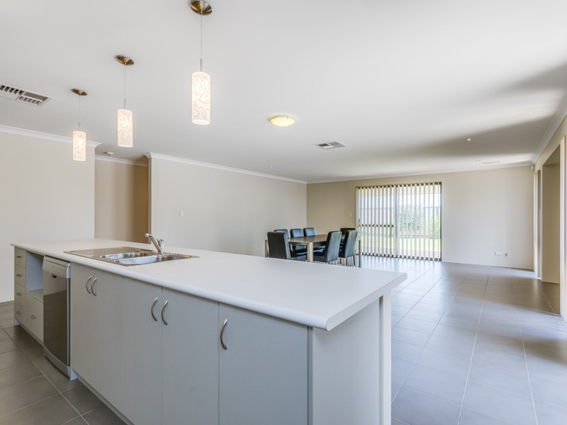 302 Lyon Road, Aubin Grove WA 6164