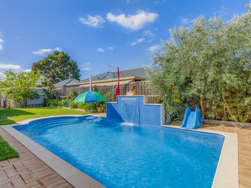 5 Viana Loop, Seville Grove WA 6112