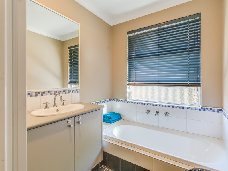 5 Viana Loop, Seville Grove WA 6112