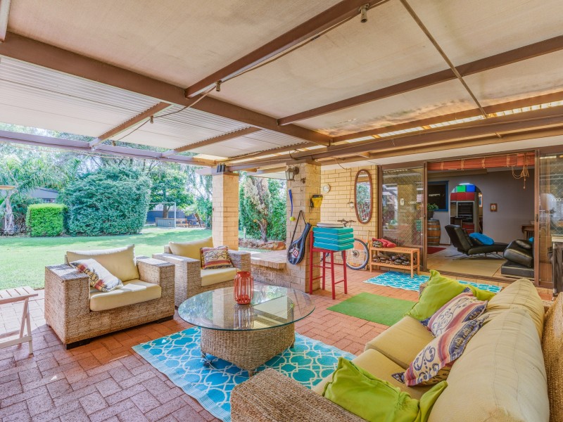 1 St Georges Avenue, Champion Lakes WA 6111