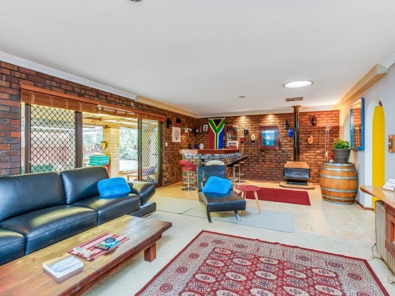 1 St Georges Avenue, Champion Lakes WA 6111