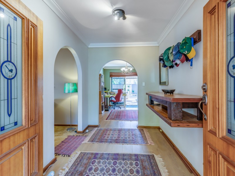 1 St Georges Avenue, Champion Lakes WA 6111