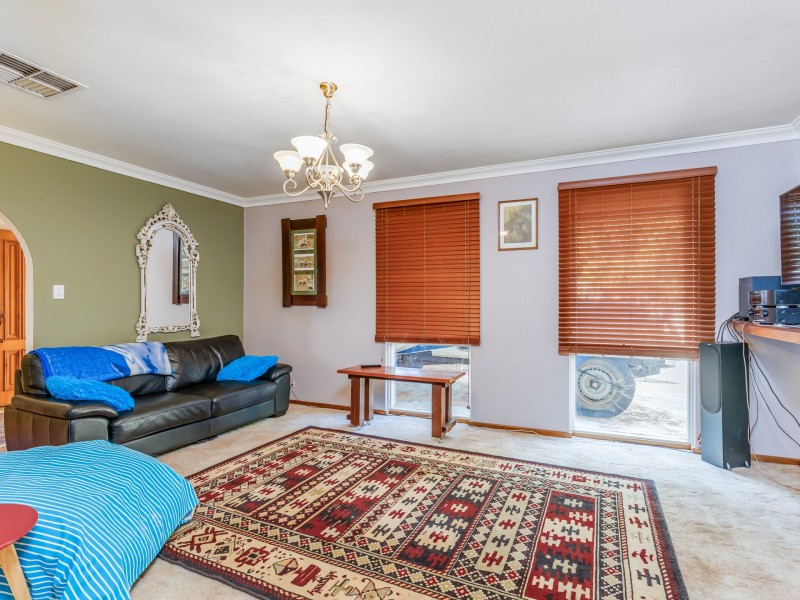 1 St Georges Avenue, Champion Lakes WA 6111