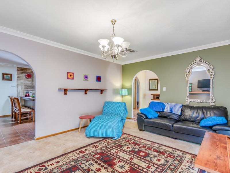 1 St Georges Avenue, Champion Lakes WA 6111