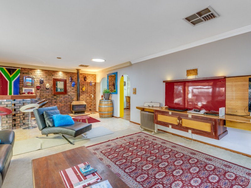 1 St Georges Avenue, Champion Lakes WA 6111