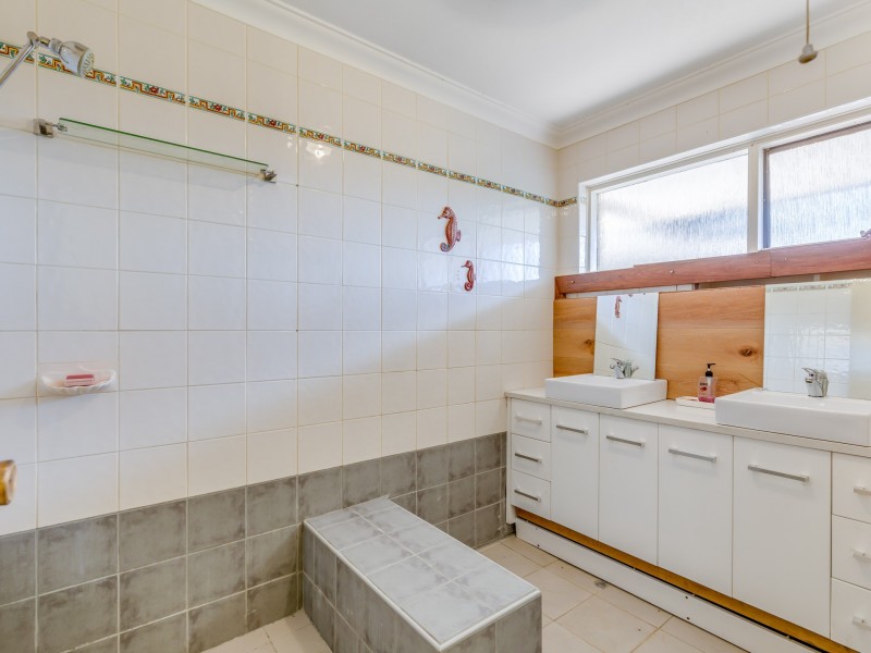 1 St Georges Avenue, Champion Lakes WA 6111