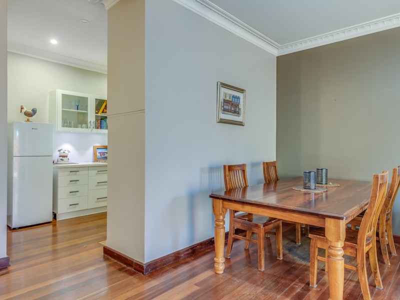 17 North Lake Road, Alfred Cove WA 6154