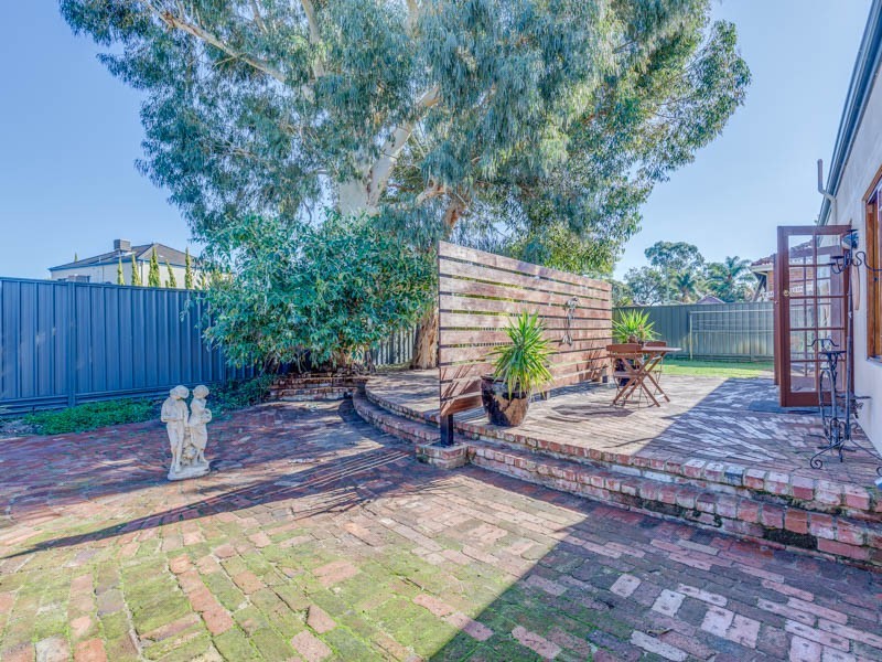 17 North Lake Road, Alfred Cove WA 6154