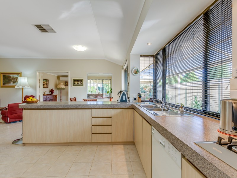 12 Nutbush Court, Thornlie WA 6108