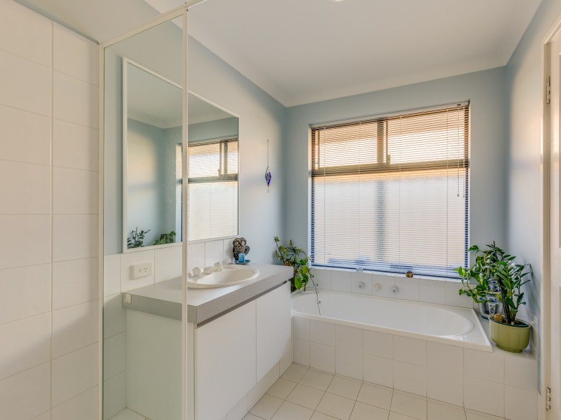 12 Nutbush Court, Thornlie WA 6108