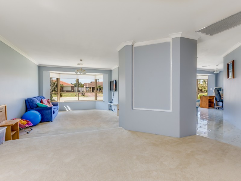 14 Embassy Court, Thornlie WA 6108