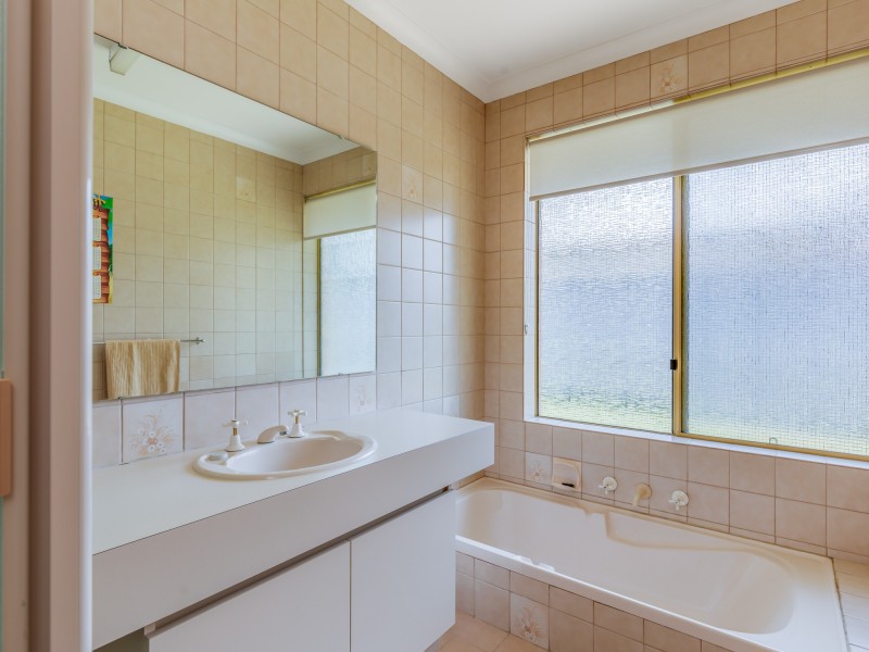 14 Embassy Court, Thornlie WA 6108