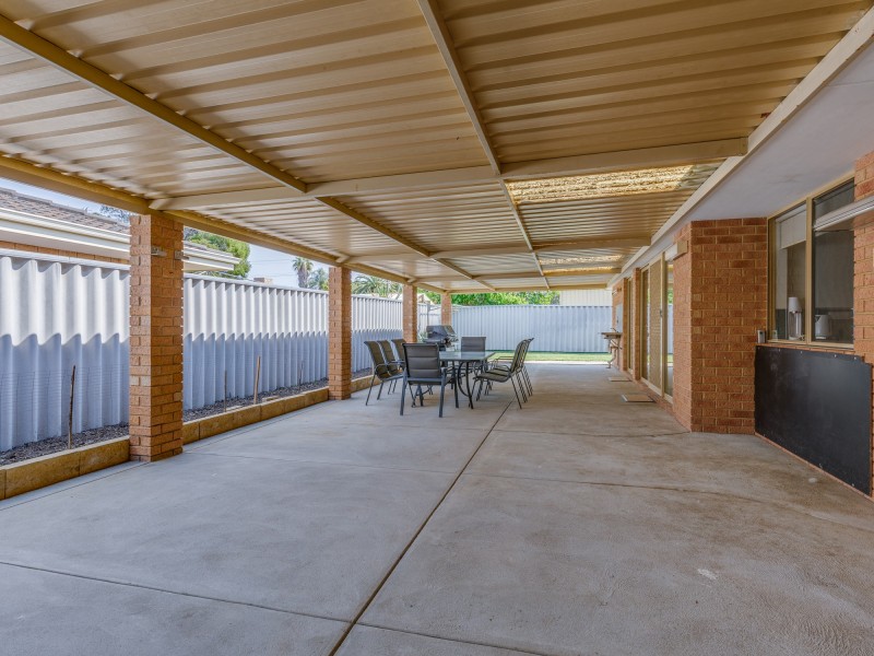 14 Embassy Court, Thornlie WA 6108