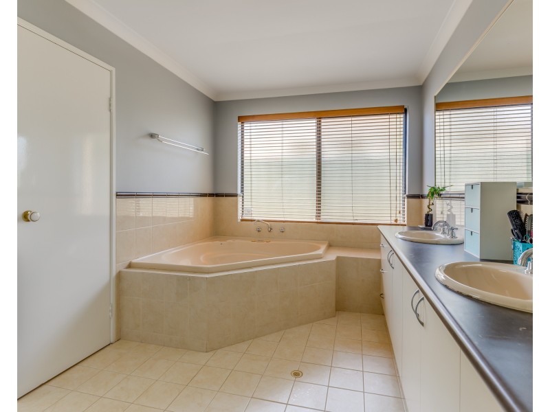 16 Longstaff Loop, Southern River WA 6110