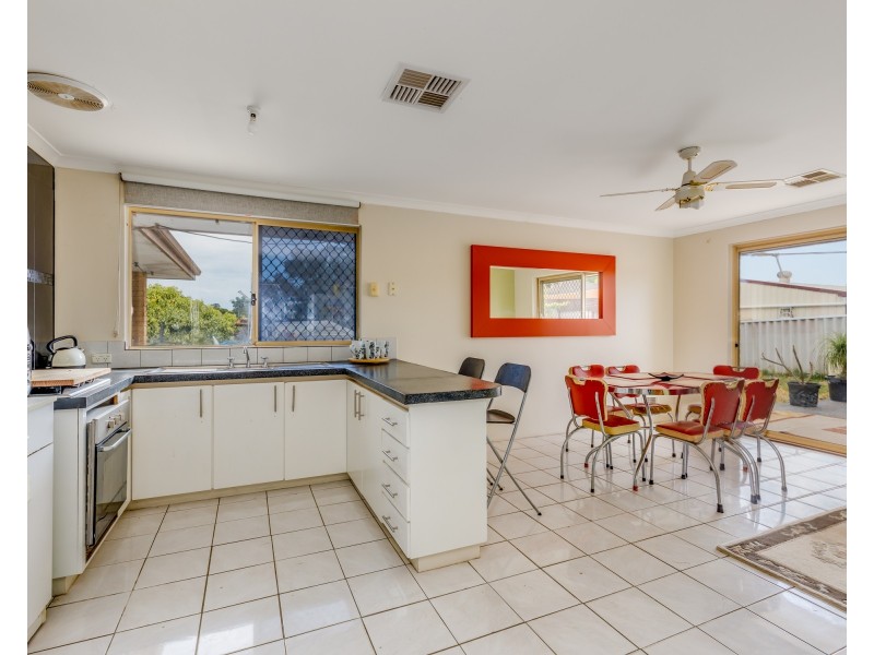 28 Camfield Loop, Parmelia WA 6167