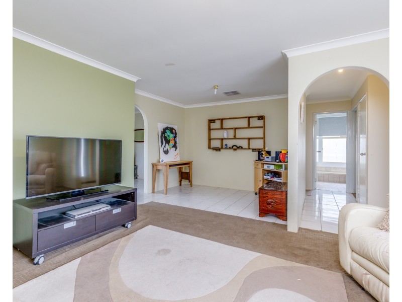 28 Camfield Loop, Parmelia WA 6167