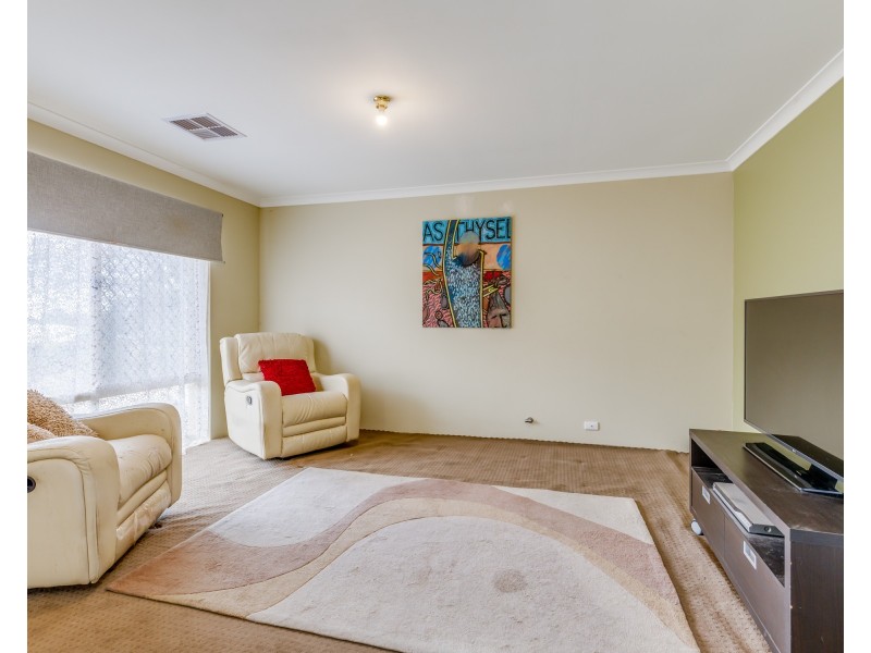 28 Camfield Loop, Parmelia WA 6167