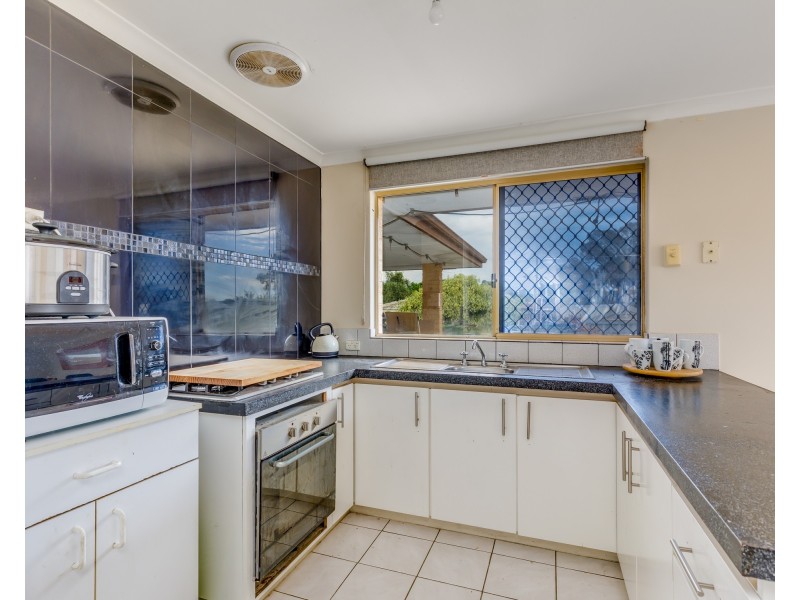 28 Camfield Loop, Parmelia WA 6167