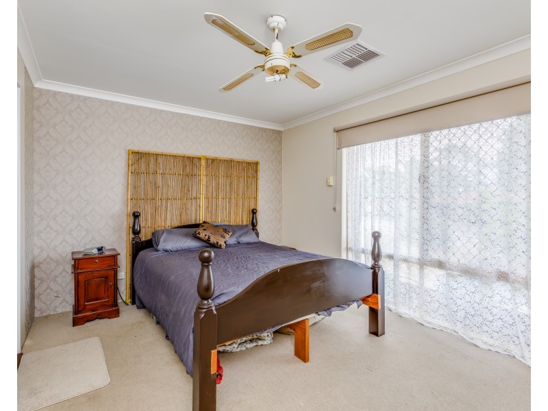 28 Camfield Loop, Parmelia WA 6167