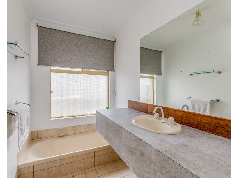 28 Camfield Loop, Parmelia WA 6167