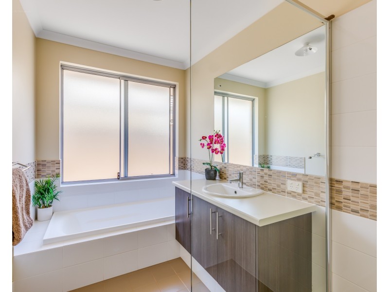 27 Pipeline Boulevard, Piara Waters WA 6112