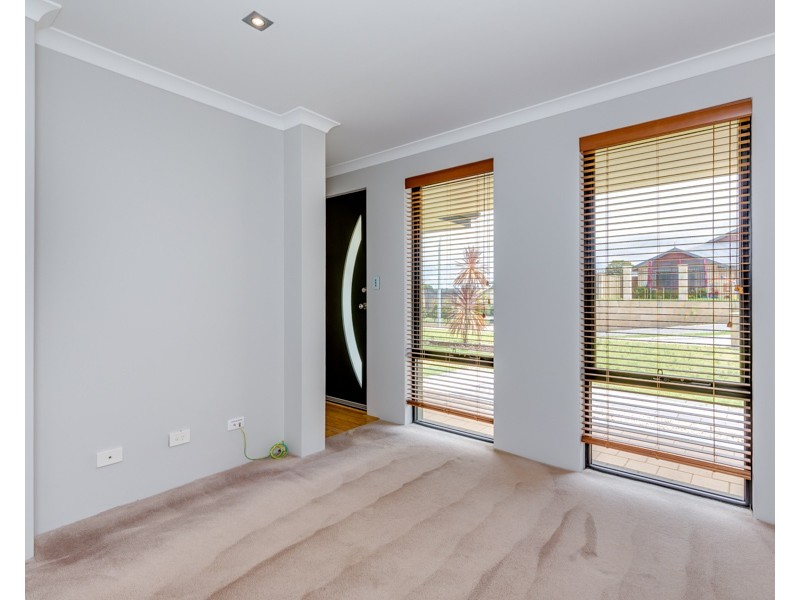 8 Featherstone Road, Orelia WA 6167